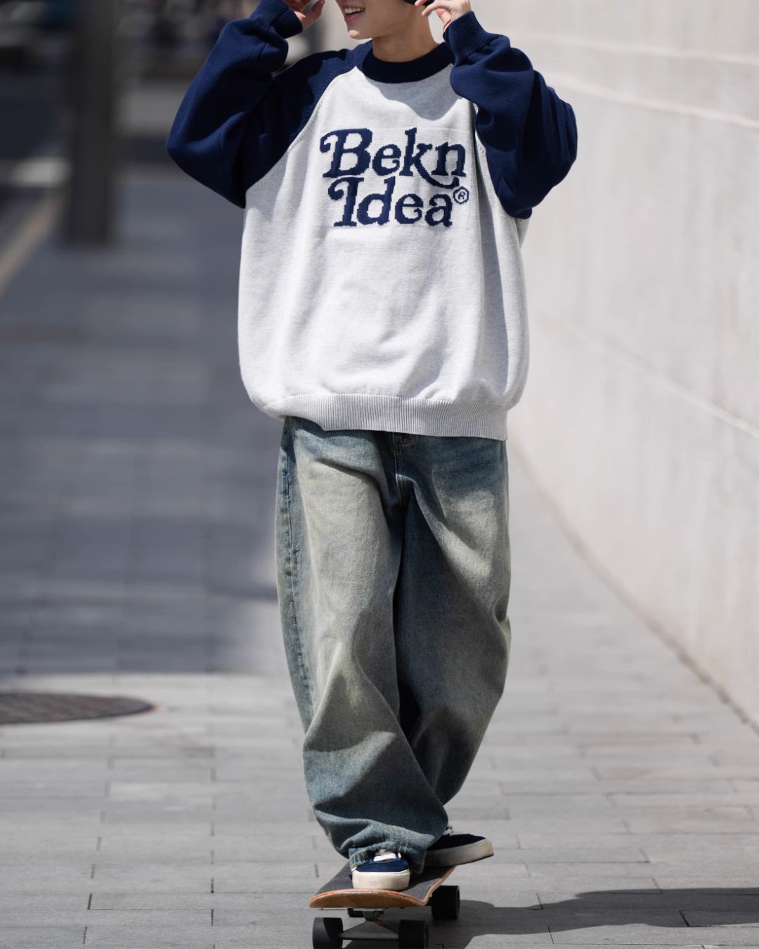 Raglan Sleeve Logo Sweater KN025
